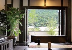 リビングの大開口サッシを開ければ、山の景色が額縁の写真のように見える【Milky House】