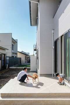 リビングからつながるデッキテラス。BBQをしたり、犬と遊んだり、アウトドアリビングとして活用する。これから日よけの屋根を設置する予定【ユニバーサルホーム（掛川店・磐田店）】