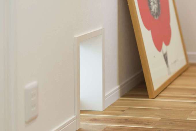 いずれ同居予定の猫ちゃんのために、廊下と和室の間の壁に猫用の出入り口を設けてある