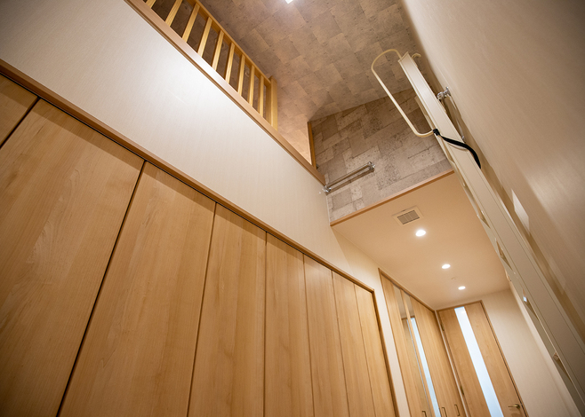 玄関ホールからキッチンへと続く廊下の上にロフトスペースを設け、空間を有効活用している