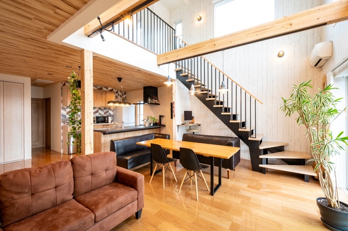 木材を基調としたダイニングスペース。広々とした空間で、家族が集まりやすい設計になっている。