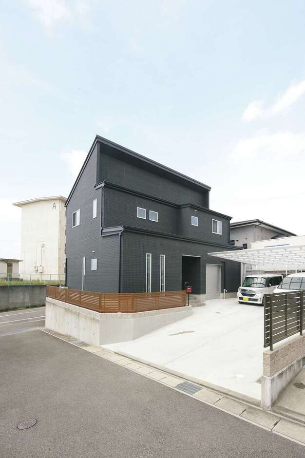 かっこいいマットブラックの外壁が青空に映えるS邸。いつでもソーラーパネルを搭載できるよう、片流れの屋根を採用した