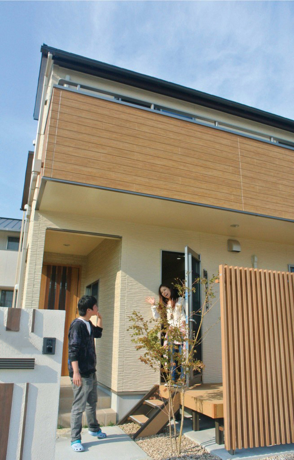 玄関とウッドテラスの導線を意識。洗濯物を干している際にに誰か来てもそのまま玄関に向かうことが出来るのが便利