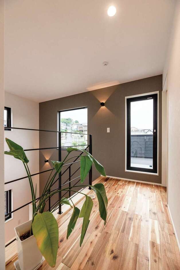 3階にあたる部分には明かり取りもかねたバルコニーを設置。手前側は子ども部屋