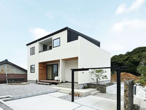 南面にベランダとウッドデッキを設置