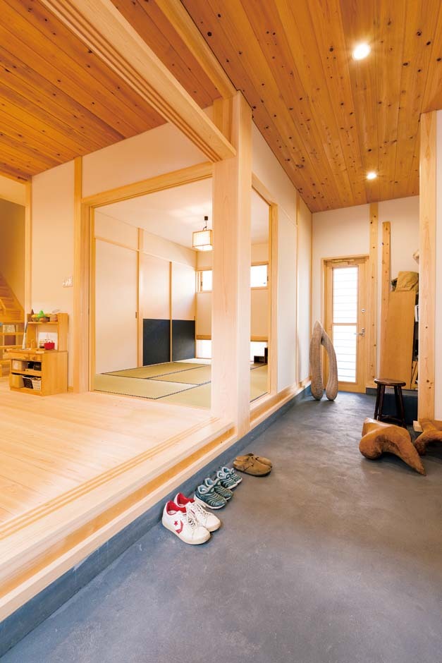 来客をあたたかく迎えられる土間に。半分を収納にする案もあったが、開放的な通り土間を採用