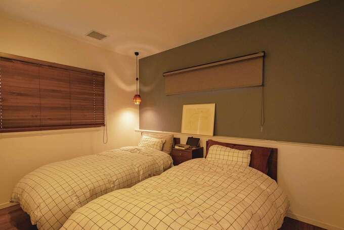 寝室の片隅に北欧デザイン照明の代表格ヤコブソンランプを採用し、ニュアンスを出した