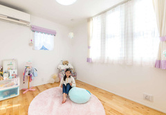 娘さんが他の人を入れないというほどお気に入りの子ども部屋。カーテンは『ダイバホーム』提携のショップが生地を組み合わせて作ってくれた