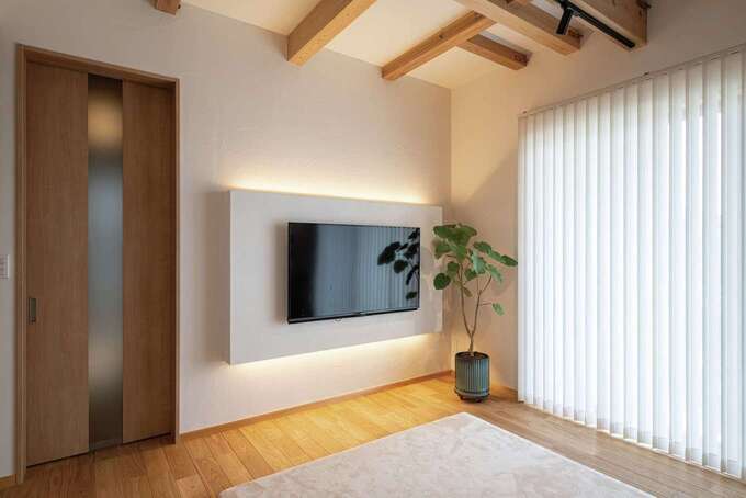 壁の一部を手前に出した「ふかし壁」にテレビを設置。目にも優しい間接照明の設置と、ゲーム機などを収納するスペースも同時に造作している