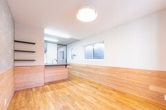木のぬくもりを感じる腰壁が、空間をおしゃれに演出するLDK。
ナチュラルな素材感が、あたたかみのある雰囲気をつくります。
さりげないキャラクタークロスが、可愛らしいアクセントに。【丸宗建設】