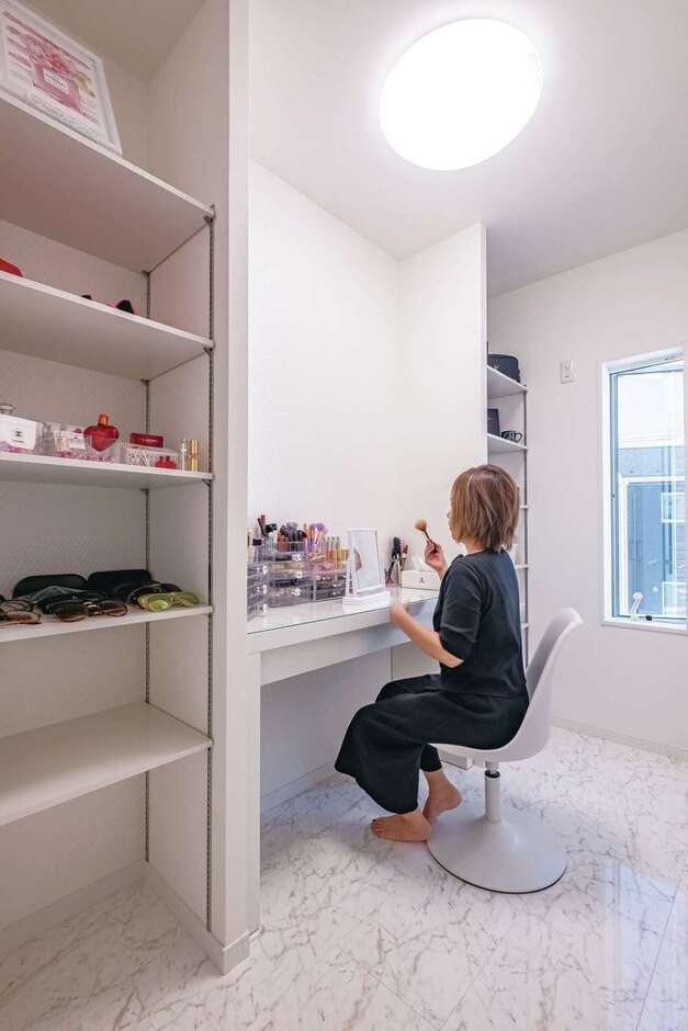 奥さま専用のパウダールーム。好きなモノだけに囲まれて、育児の合間のリラックスタイムを楽しむ。もうすぐ女優ミラーが付く予定