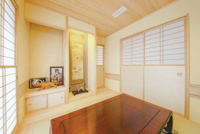 奥さまの趣味部屋でもある4.5畳の和室。『瀧口建設』にオーダーした建具は、希少な葛布を活用したもの