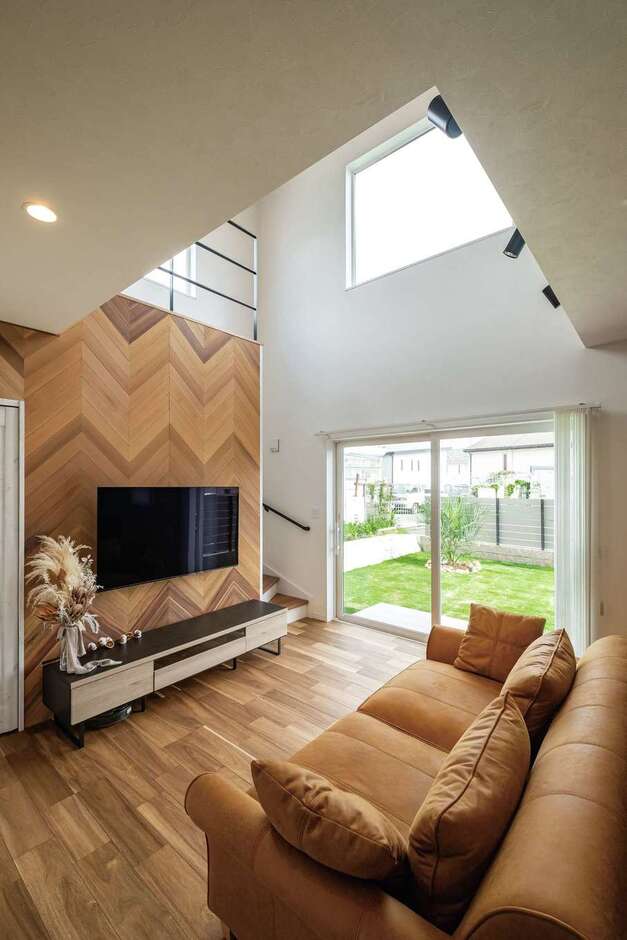 吹抜けのFIX窓と南面の大きな窓から光が差し込むリビング