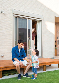 リビングからフラットにつながるウッドデッキは第2のリビング。『いろはこ』ならデッキまで標準で付けてくれる。BBQやボール遊び、シャボン玉なども楽しめ、夏は人工芝の上で子どもプールもやりたい放題！【irohaco（アヴァンス）】