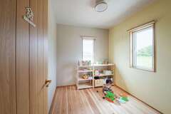 子ども部屋や寝室の床には、スギの無垢板を採用。どこにいても木の心地よさに包まれて快適に過ごせる