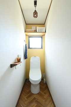 シンプルで清潔感あるトイレ空間。壁の明るい色調が居心地の良い雰囲気を演出し、窓から自然の光が差し込む設計。【REIWA HOUSE（令和ハウス）】