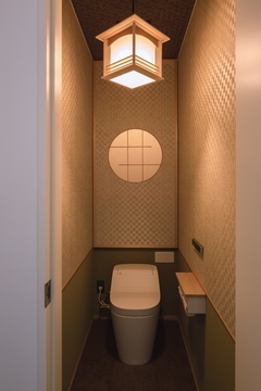 旅館イメージした和の趣たっぷりのトイレ。壁に設けられた障子の中にも照明が仕込まれている。