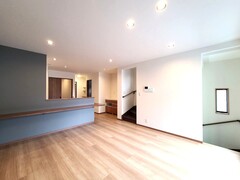 明るい木目のフローリングが特徴的。廊下をつくらず家族が集まるリビングをできるだけ広く。