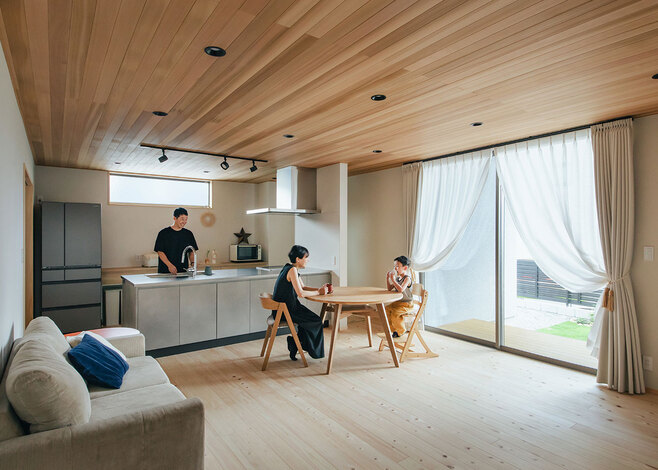 富士ヒノキが敷かれた床は、冬はあたたか、夏はさらりとした肌触り。壁には珪藻土が採用され、健やかな住環境が団らんを包む