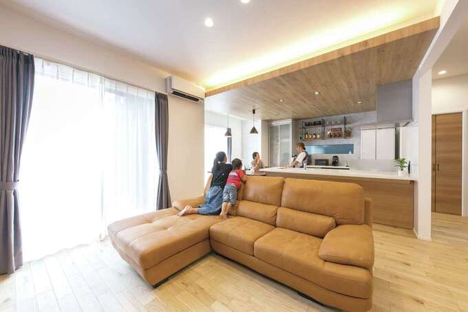 ナラの無垢材を使ったフローリングの肌触りが心地良いリビング。キッチン〜ダイニングを回遊できる造りで、スムーズな家事動線を確保している