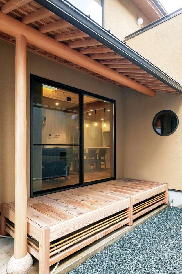 深い軒と竹を入れ込んだ濡れ縁