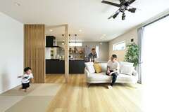 大開口からたっぷりの光が差し込むナチュラルテイストのLDK。子どもが素足で縦横無尽に走り回る