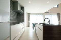 グレーのサブウェイタイルが白い空間のアクセントに