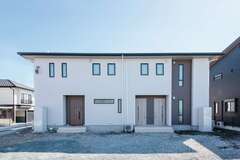 左半分が居住スペース、右半分が2戸の賃貸住宅スペース【ユニバーサルホーム（掛川店・磐田店）】