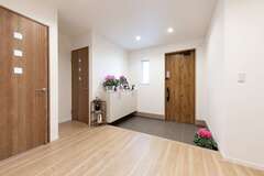 玄関ホールは開放感を重視した広々設計