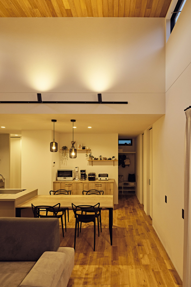 キッチンの背面にクローゼットを設置