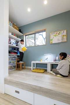 小上がりのキッズスペース。勉強したり、遊んだり、自由に過ごせる子どもたちの秘密基地【甲静ハウジング】