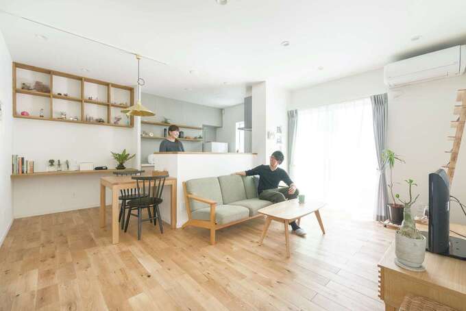 床材は無垢材、壁は塗り壁。外観の色と呼応するように、ソファの生地やカーテンに用いたライトグレーをアクセントカラーにした空間は、好きなものだけを置きたいという奥さまの理想通り