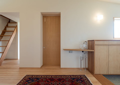 玄関の右手はトイレ用と感染予防対策の手洗いコーナーを設置。地元天竜の吹きガラス工芸作家・栗原瑠璃華さんが作った洗面ボウルが水を受け止めてくれる【石牧建築】