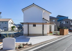 購入した土地は三角形の変形地で一般的に敬遠されがちなため、値引き交渉が可能だった。どんな変形地・狭小地でも『ウィルハウジング』の設計力によって、ハンデを魅力に変換することができる。心がほっと和むエクステリアも同社の設計・施工【ウィルハウジング】