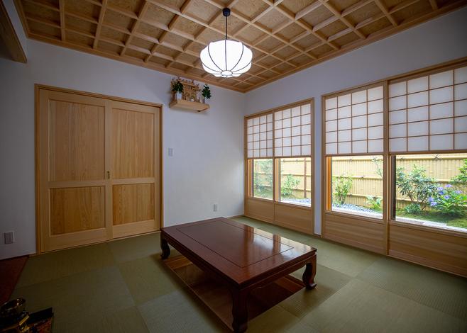 寺院建築や書院造りなどに用いられる組み木の格天井をはじめ、雪見障子や漆喰を取り入れたこだわりの和室