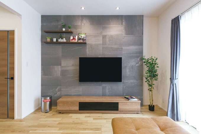 テレビ背面の壁は、一面にエコカラットを採用