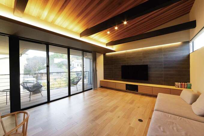 リビングの勾配天井と梁を、間接照明がスタイリッシュに照らす
天井仕上げにはレッドシダーを使用