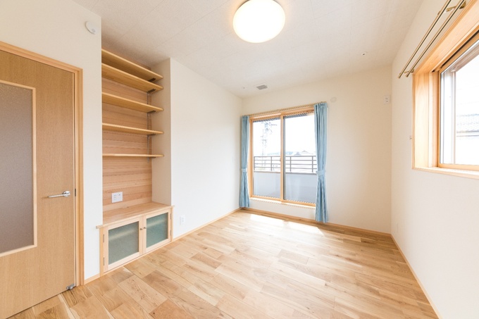 明るい日差しが入る寝室。