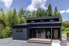 半平屋建ての外観デザイン。大容量のソーラーパネルを搭載し、低燃費な暮らしを実現。車を勝手口の前に横付けできるので、買い物から帰ってきた奥さまもラクラク【SEVEN HOUSE/セブンハウス】