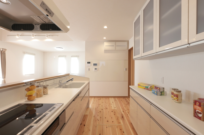 広々としたモダンなキッチン。自然光が差し込み、明るい雰囲気を演出。収納スペースも豊富で、調理がしやすいデザイン。