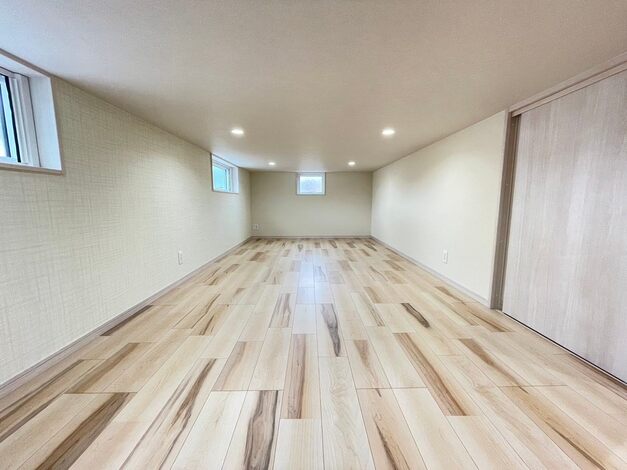 小屋裏収納は奥行きがあって照明・窓も完備。湿気によるカビリスクなども軽減されます。
屋根が高い造りのおかげで、天井も比較的高めの使いやすい空間です。