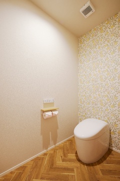 アクセントクロスで華やかさをプラスし、玄関に設置したトイレとは異なる雰囲気に仕上がっている。ヘリンボーンの床と花柄のアクセントクロスを組み合わせ、可愛らしさと落ち着きのある空間。【クレバリーホーム愛知・三重・岐阜（住生活研究所）】