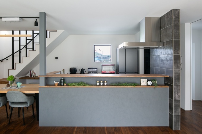 キッチンの腰壁には、ポーターズペイントを施工。
お施主様ご自身で塗装し、家づくりの良い思い出に。
腰壁のカウンターには、お好みのインテリアを飾ることが出来るスペースを確保。