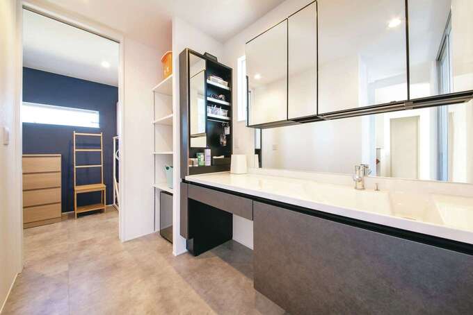 脱衣所と分けた洗面スペースの脇には冷蔵庫があり、入浴後の飲料水や子どもの医療用品を完備。南側はサンルームで、洗濯作業が一か所でできる