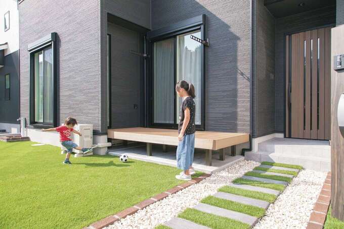 子ども達が遊べる庭も夫妻の希望。リビングの掃き出し窓からウッドデッキを介しても庭へ出られる造り