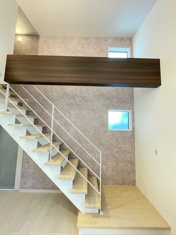リビングから小屋裏収納へつながるスケルトン階段。床から少し上げて造ったステップが、階段をおしゃれなデザインに溶け込ませています。
