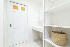 トイレのドアは欧米の住宅の写真を基に造作した