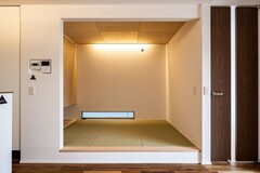 １階のリビングには、家族の団らんを大切にしながらも、多目的に活用できるタタミコーナーを設置。日常ではくつろぎの場として活用できるほか、来客時には客間としても利用できる柔軟な空間である。【DAIBA HOME】