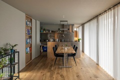 シルバー×木で男前な雰囲気とラフ感を演出したキッチンダイニング。 キッチンはⅡ型にすることで、限られた横幅の中で回遊しやすいアイランドを実現させた。