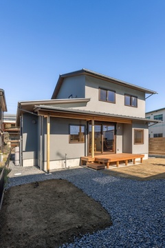 間口を大きくとり、軒を深く出したパッシブデザインとすることで、季節の光や風を感じながら心地よく快適に過ごせるお住まいになりました。【エムズアソシエイツ】